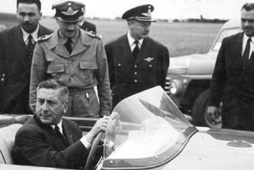 Brigadier Juan Ignacio San Martín a bordo del automóvil deportivo realizado en plástico; de uniforme oscuro se encuentra el Mayor de Fuerza Aérea y Piloto de Pruebas Edmundo Osvaldo Weiss.