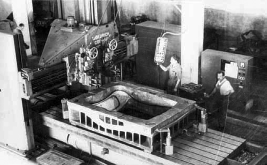 Proceso de desbaste en la cepilladora WALDRICH de la matriz hembra del techo del Sedán INSTITEC. 1952.