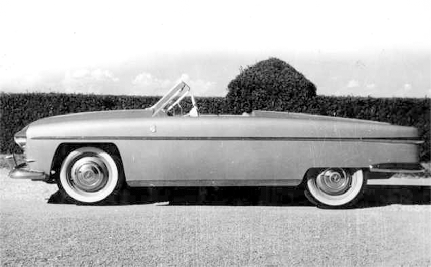 Modelo descapotado de plástico reforzado. Este modelo de INSTITEC Deportivo fue presentado en el Salón del Automóvil de Nueva York y obtuvo el Primer Premio en 1953. El diseño de los faros es aplicado en Francia por la Empresa Renault en su modelo Floride en 1965 y en Japón en 1985.