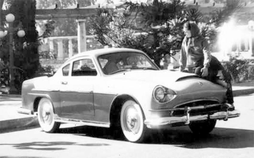 Automóvil deportivo realizado en plástico reforzado INSTITEC JUSTICIALISTA SPORT. 1954.